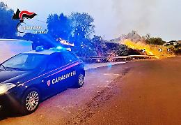I carabinieri lo vedono mentre appicca le fiamme, denunciato un piromane
