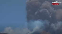 Etna, fontana di lava dal cratere di Sud Est e nube di oltre 5 km