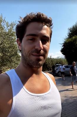 Tommaso Zorzi in Sicilia con il compagno tra acque gelide e terra dell'Etna