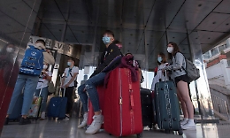 Viaggi, l'avvertimento della Farnesina: «Ricordate che c'è il rischio di rimanere bloccati all'estero per il Covid»