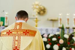Sacerdote con una figlia non "fa il genitore", assolto