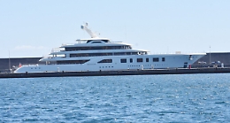 A Riposto il superyacht Aquarius: ormeggio blindato, mistero sugli ospiti a bordo