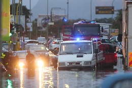 Palermo si sveglia allagata: temporale nella notte e automobilisti intrappolati