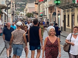 Le Eolie fanno il pienone di turisti:  lavoro per bar e ristoranti a pieno ritmo