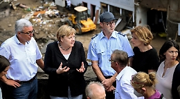 Alluvioni Germania, Merkel nei luoghi del disastro: «Sul clima dobbiamo fare di più»