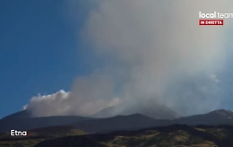Etna, un altro parossismo: fontane di lava dal cratere di Sud Est e Catania svegliata dai boati