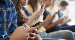 Sì Whatsapp, no Facebook, ma sempre connessi: cosi giovani siciliani si muovono nel mondo digitale