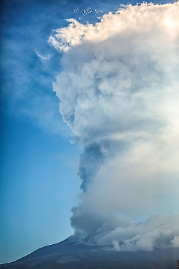 Eruzione: un volto tra i boati del vulcano