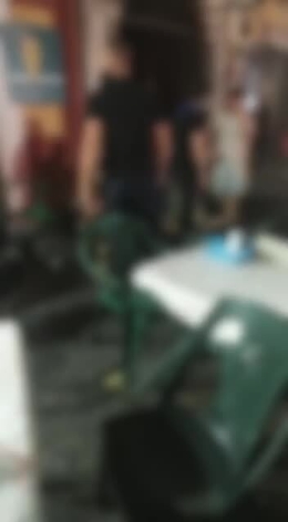Rissa in via Plebiscito a Catania, volano sedie e tavolini: e il video diventa virale