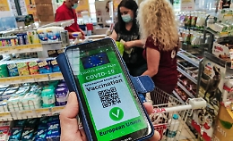 Green pass e nuovi parametri: tutte le ipotesi per scongiurare la «zona gialla» in estate