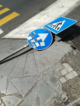 Catania: segnaletica stradale divelta in via Dusmet