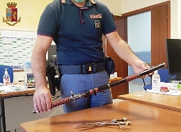 Chiama la moglie al telefono e la minaccia: «Appena esci ti ammazzo con la katana»