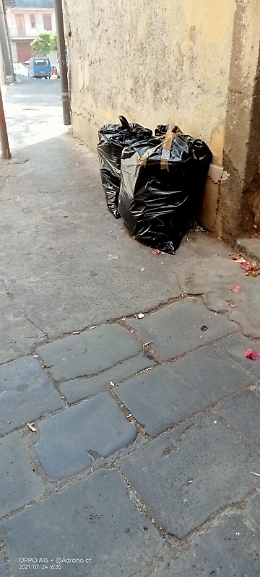 Adrano (Ct): sacchi d'immondizia in via Giobbe