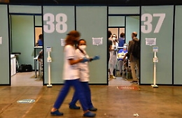 Covid, Figliuolo: «Vaccinare i giovani ci aiuta a bloccare il virus»