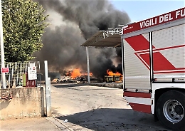 In fiamme un centro raccolta rifiuti pesanti a Comiso