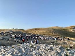 Cornetti e caffé dopo lo spettacolo all'alba sul monte Adranone