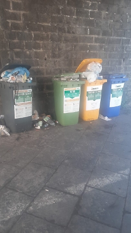 Catania, via Dusmet: "Pago le tasse ma i rifiuti sono sempre lì"