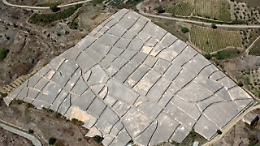 Fiamme lambiscono il Cretto di Burri a Gibellina