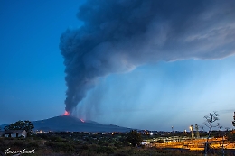 Il risveglio dell'Etna: notte di boati, fontane di lava e cenere. Possibili ritardi aerei da e per Catania