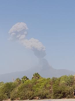 L'Etna tuona e fuma dal cratere di Nord-Est: nube di cenere alta 6 mila metri
