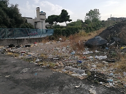 Catania, rifiuti in via Mandrà: "Chi deve ritirarli?"