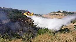 La Sicilia che brucia nell'elenco  dalla Fire Information for Resource Management System della NASA