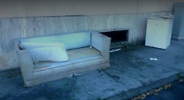 Palermo, uomo trovato morto su un divano abbandonato per strada: indagini