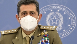 Figliuolo: «Abbiamo vaccinato il 65% degli over 12, merito dei giovani accorsi negli hub»