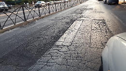 Palermo, l'asfalto di viale Michelangelo è precario