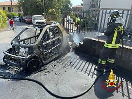 Auto in fiamme nel Catanese: il conducente riesce a mettersi in salvo