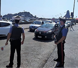 Ferragosto senza falò in spiaggia, con il Pass e mascherine anche all'aperto