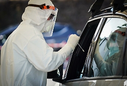 Razza chiede riapertura dei drive-in per i tamponi gratuiti (ma non per tutti)