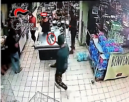 Assalta un supermercato a Paternò: rapinatore catturato a casa con il malloppo