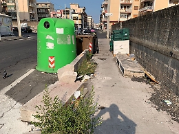 Catania: marciapiede di Via Negrelli ostruito da discariche