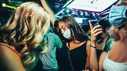 In 300 a ballare in un locale: chiuso per 5 giorni