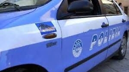 Si masturba davanti la figlia di 2 anni e picchia la moglie: arrestato