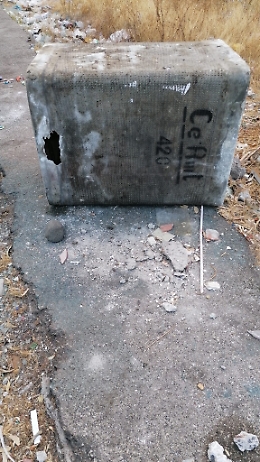 Catania: vasca Eternit sul marciapiede di via Anselmi