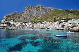 Migranti si gettano in mare vicino alle coste di Levanzo: un morto