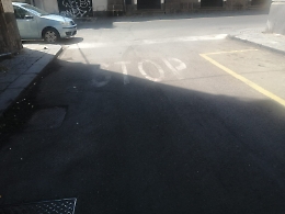 Segnaletica scadente e palo abbattuto nel cuore di Catania