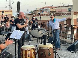 Concerto di Mario Biondi nella baraccopoli di Fondo Fucile
