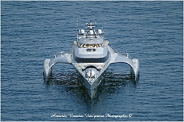 A Taormina getta l'ancora il trimarano più grande e lussuoso del mondo