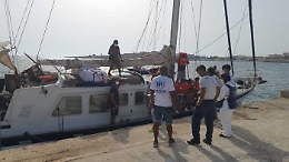 Anche veliero Nadir a Lampedusa: al via trasferimenti dei migranti dall'isola