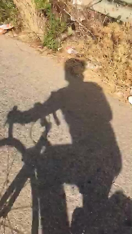 Diciotto secondi di video dalla bici sulle strade del Ragusano piene di rifiuti