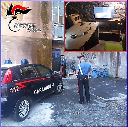 Spacciatore protetto da porta blindata e telecamere: arrestato