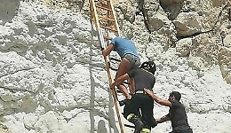 Turista rischia la vita salendo su una scogliera ripida a Lampedusa: soccorso