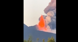 Etna tra boati, fontane di lava e nube di cenere: il video dell'ultima eruzione