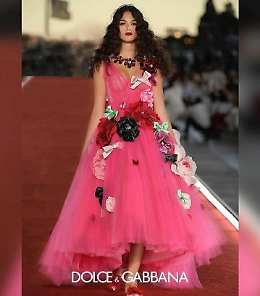 Deva Cassel, la figlia di Monica Bellucci nuova icona di bellezza innamorata a Venezia