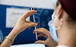 Vaccini, Speranza: «Si va verso la terza dose, prima anziani e fragili»