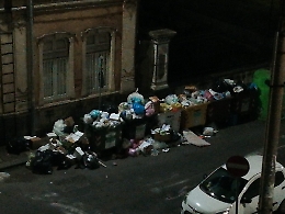 Catania: cassonetti stracolmi di rifiuti a Picanello