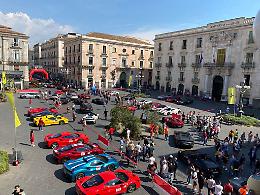 Il rosso Ferrari nel cuore di Catania: John Elkann ricevuto dal sindaco
